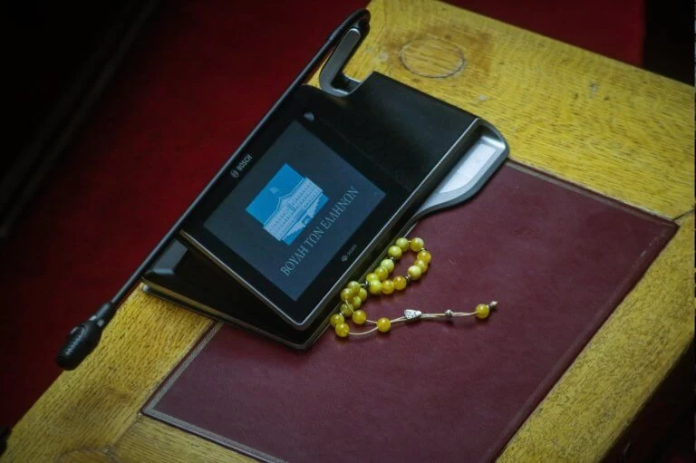 Εικόνες ντροπής στο ελληνικό κοινοβούλιο: Οι βουλευτές εκπροσωπούνται από τα… κομπολόγια και τις τσάντες τους (εικόνες)